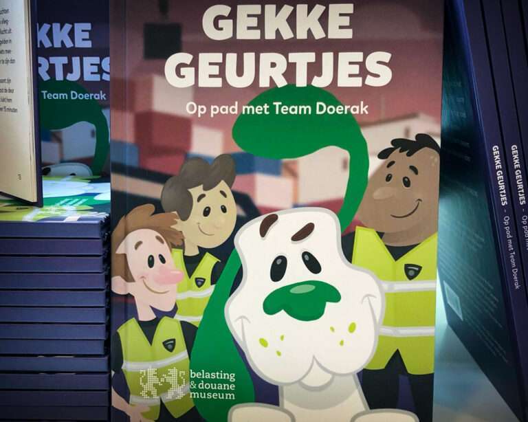 Grafisch ontwerp omslag kinderboek Gekke Geurtjes van speurhond mascotte Doerak Belasting Douane Museum Rotterdam door Aadwork uit BINK36 Den Haag