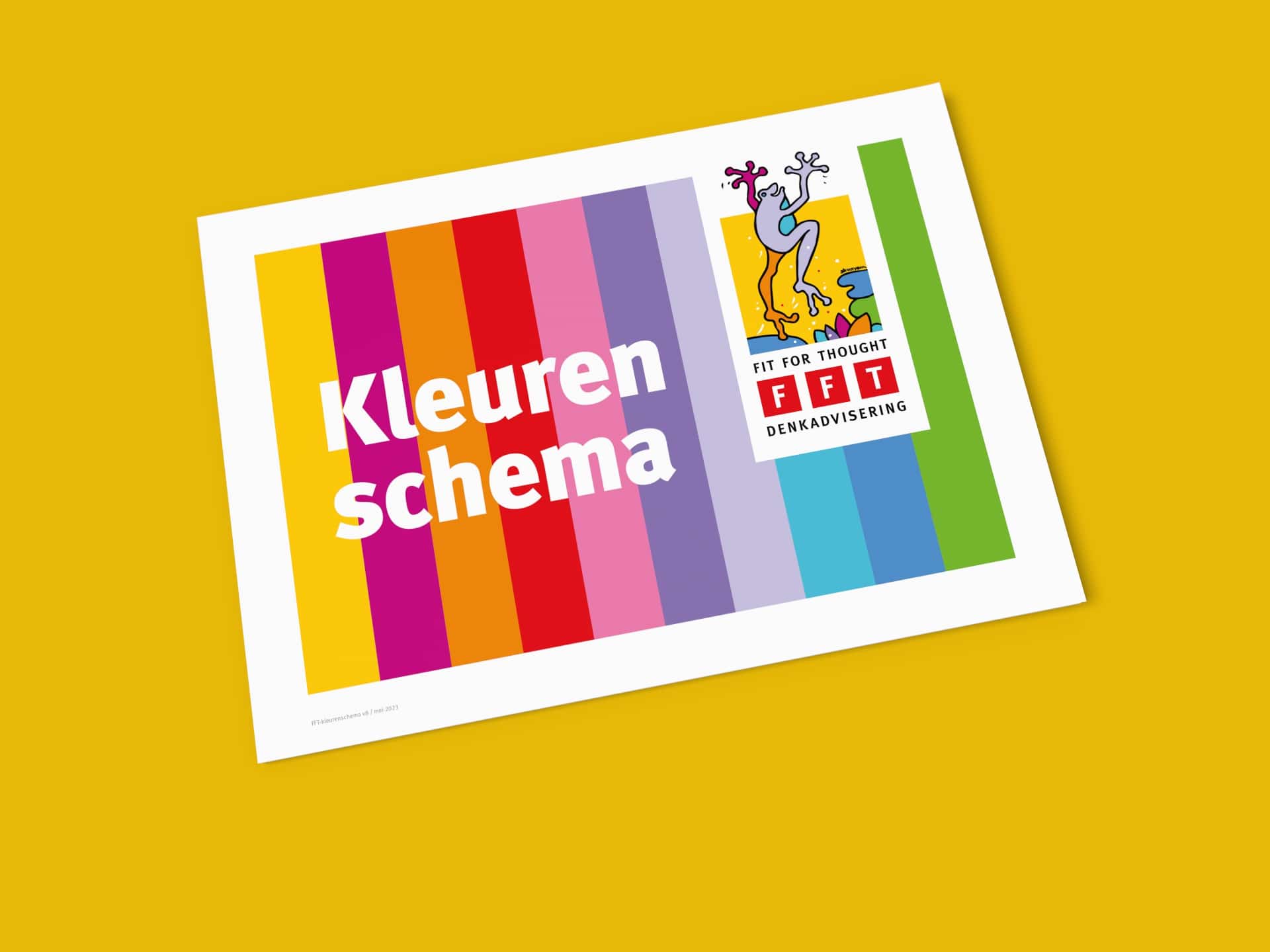 Mensen ontwerpen met kleurenstalen en technologische hulpmiddelen.