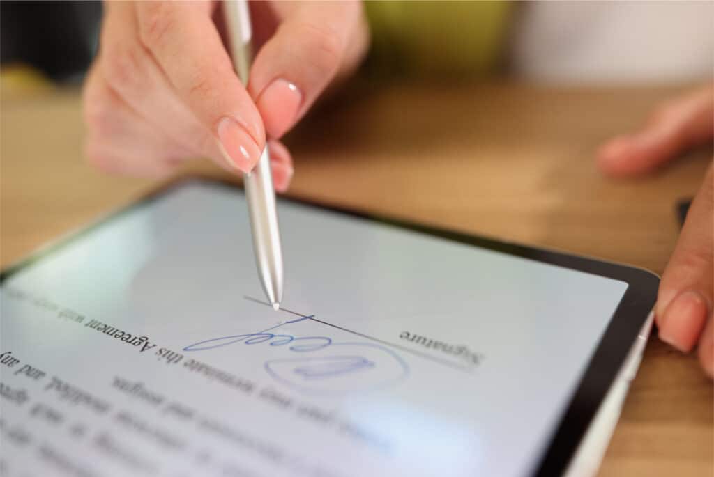 Digitale handtekening op tablet gezet met stylus